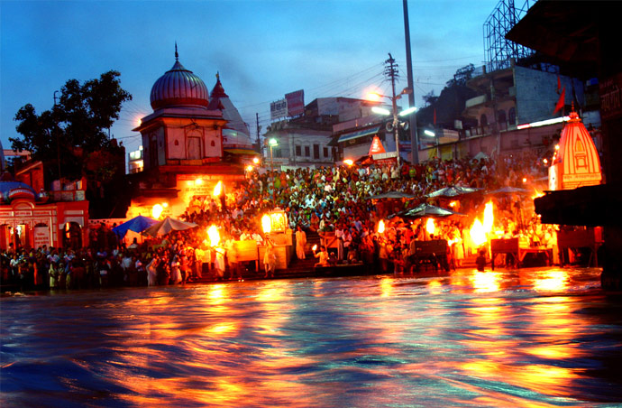 Illuminating chants of divine Ganga Aarti at Har Ki Pauri